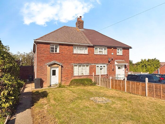 3 Bedroom Semi-Detached House For Sale In Wingate Avenue, Yeovil, BA21