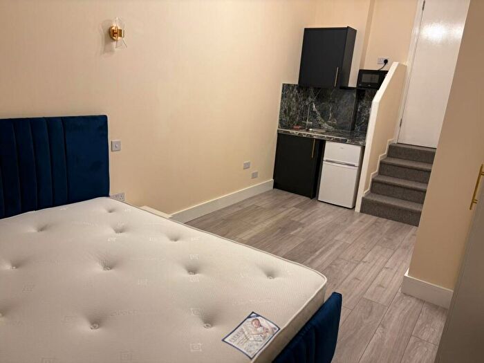 Studio To Rent In Orchard Close, London, NW2