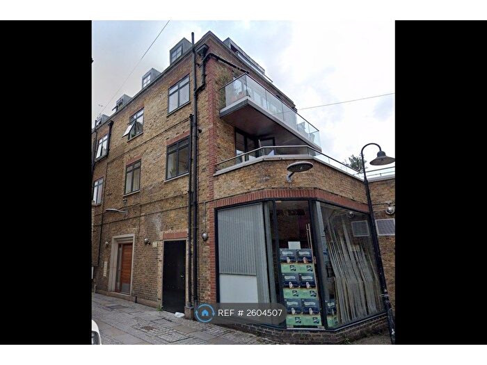 3 Bedroom Flat To Rent In Chapel Yard, London, SW18