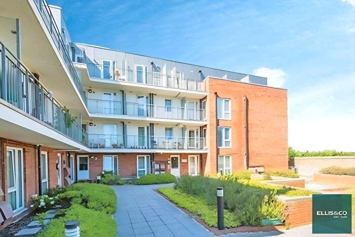 1 Bedroom Flat For Sale In Lankaster Gardens, London, N2