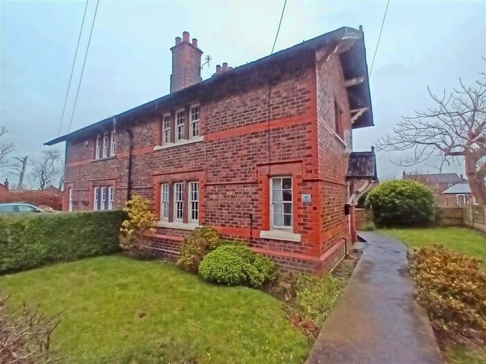 3 Bedroom Semi-Detached House For Sale In Hatton Lane, Hatton, Warrington, WA4