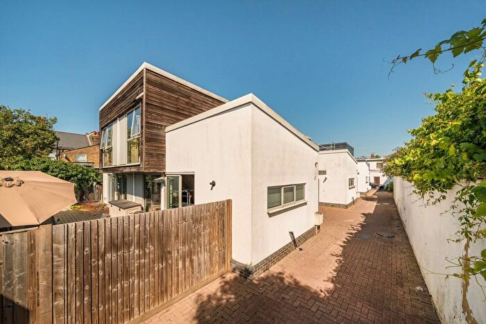 3 Bedroom Property For Sale In Manuka Close, Hanwell, W7