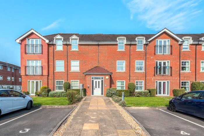 2 Bedroom Flat To Rent In Flat Amberley Court, Brookers Road, Billingshurst, West Sussex, RH14