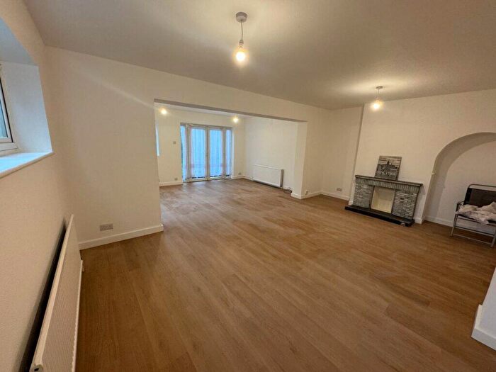 3 Bedroom Semi-Detached House To Rent In Bedroom Semi-detached House – Beverley Close, Winchmore Hill, N21