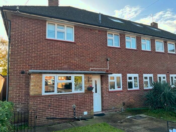 2 Bedroom Maisonette To Rent In Heather Close, Uxbridge, UB8