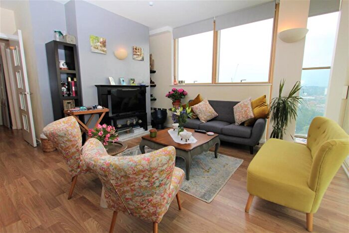 3 Bedroom Flat To Rent In West Point, Wellington Street, LS1