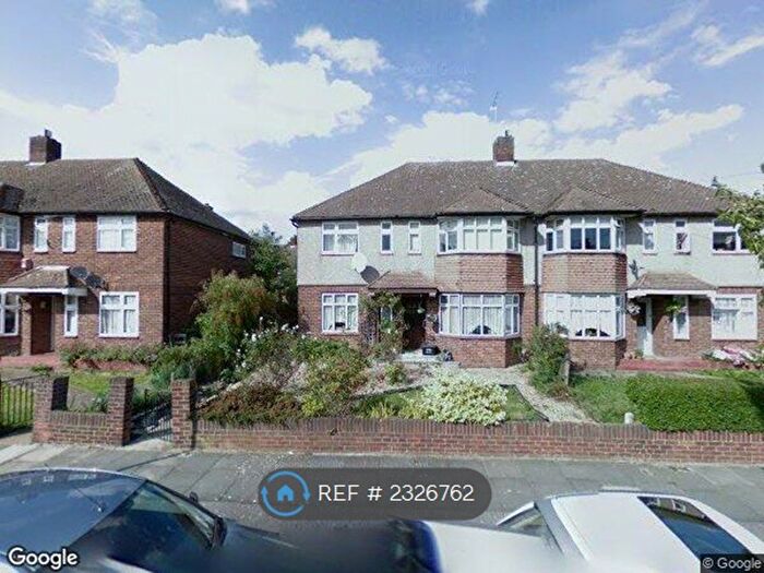 2 Bedroom Flat To Rent In Caernarvon Drive, Ilford, IG5