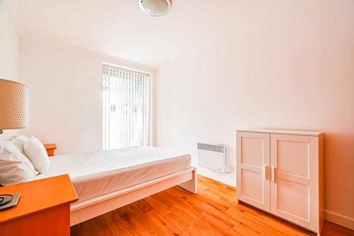 2 Bedroom Flat To Rent In Boardwalk Place, Poplar, London, E14