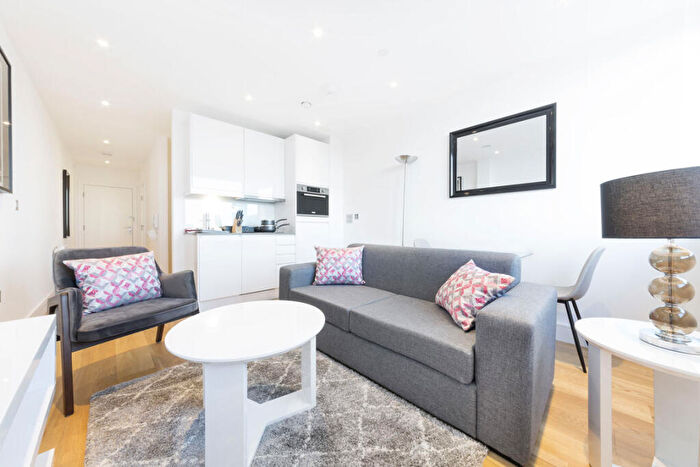 Flat To Rent In Skyline, Slough, SL1