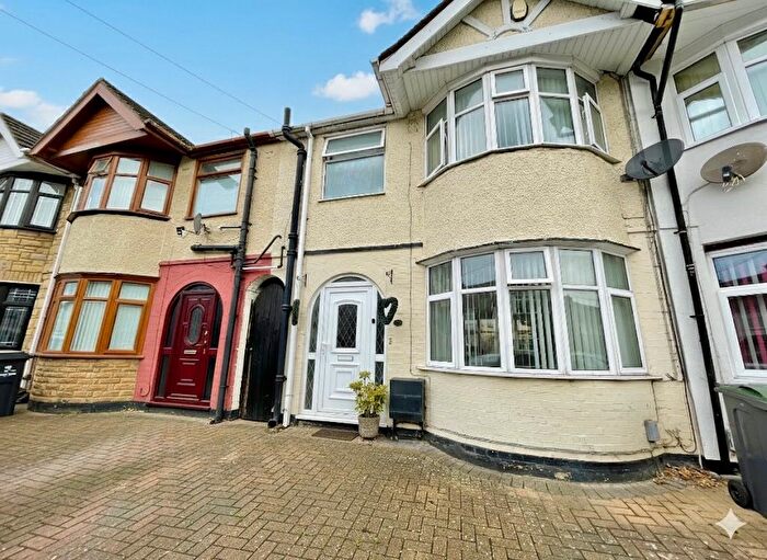 3 Bedroom Terraced House For Sale In Runfold Avenue, Luton, Bedfordshire, LU3