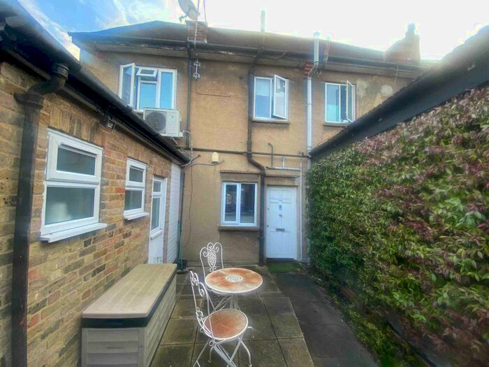 1 Bedroom Flat To Rent In High Street, Bushey, WD23