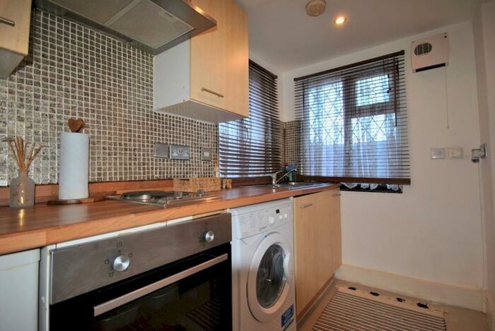 Flat To Rent In Camlan Road Bromley, BR1