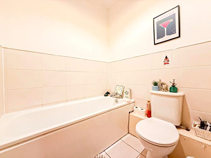 2 Bedroom Apartment To Rent In Sir Thomas Street, Liverpool, Merseyside, L1