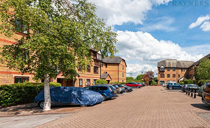 2 Bedroom Flat To Rent In Riverside Close, London, Hackney, Clapton, E5
