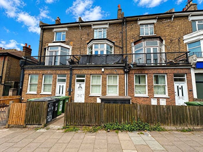 2 Bedroom Flat For Sale In Perry Hill, London, SE6