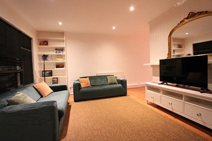 3 Bedroom Flat To Rent In Avenue Road, London, SE25