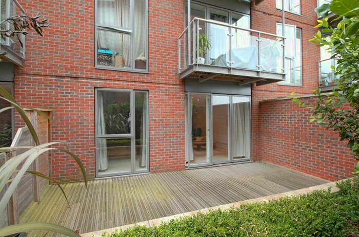 1 Bedroom Flat To Rent In The Heart, New Zealand Avenue, KT12