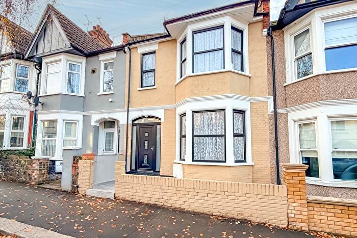 3 Bedroom Terraced House For Sale In Beedell Avenue, Westcliff-On-Sea, SS0