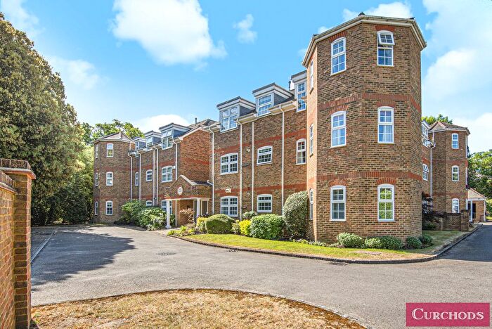 2 Bedroom Flat To Rent In Yew Place, Oatlands Chase, Weybridge, KT13