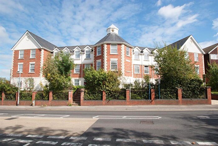 2 Bedroom Flat For Sale In Crown Hill, Rayleigh, SS6