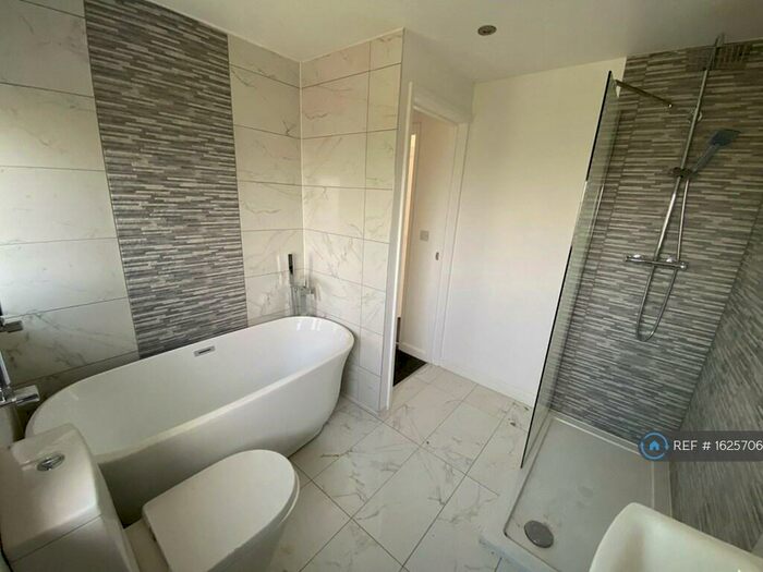 4 Bedroom Semi-Detached House To Rent In Birley Spa Lane, Sheffield, S12