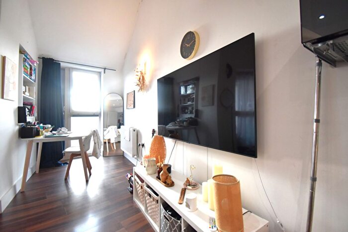 1 Bedroom Flat To Rent In Station Road, London, NW4