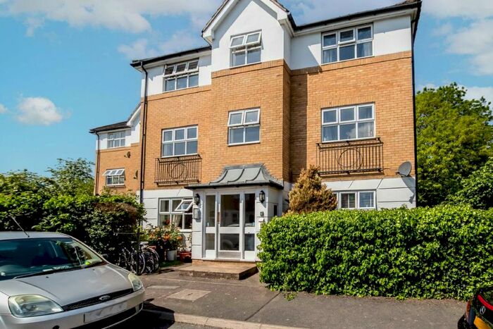 1 Bedroom Flat To Rent In Hillary Drive, Isleworth, TW7