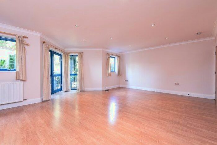 2 Bedroom Flat To Rent In Edison Road, Bromley, BR2