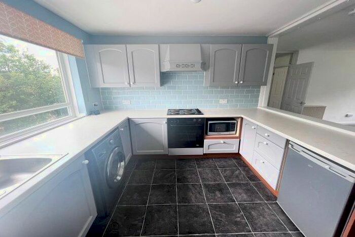 3 Bedroom Flat To Rent In Elm Close, Nottingham, NG3