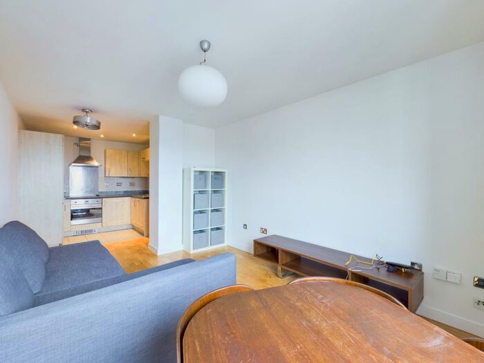 2 Bedroom Apartment To Rent In Queens Court, HU1