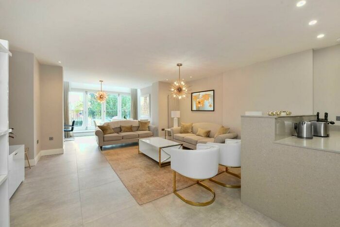 2 Bedroom Flat To Rent In Lyndhurst Road, Hampstead, NW3