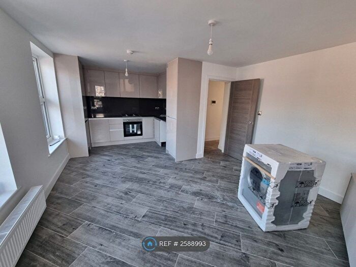 2 Bedroom Flat To Rent In High Road Leytonstone, London, E11