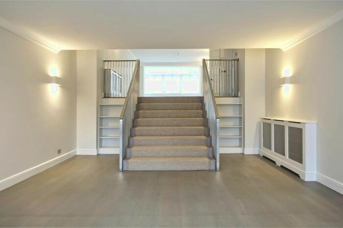 4 Bedroom Flat To Rent In Cadogan Place, Knightsbridge, SW1X