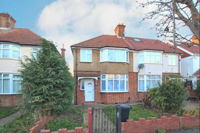 3 Bedroom Semi-Detached House To Rent In Berkeley Waye, Hounslow TW5