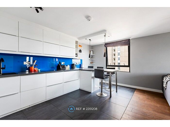 2 Bedroom Flat To Rent In Bramlands Close, London, SW11