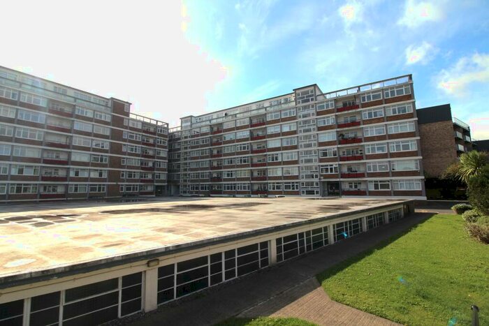 2 Bedroom Flat To Rent In Yale House, Rivermead, Wilford Lane, West Bridgford, NG2