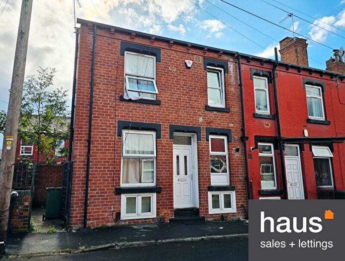 3 Bedroom End Of Terrace House For Sale In Harold Mount, Hyde Park, Leeds, LS6