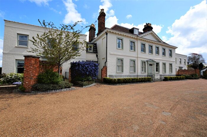2 Bedroom Flat To Rent In Parkers Lane, Ashtead, KT21
