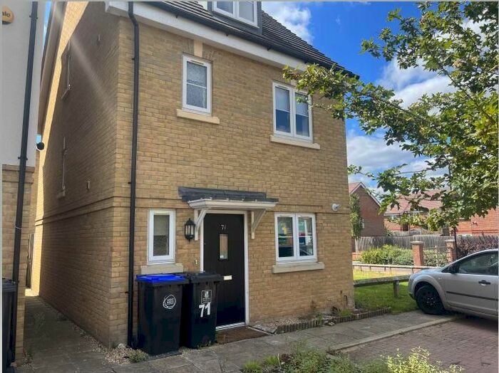 4 Bedroom Detached House To Rent In Knaphill, Woking, GU21