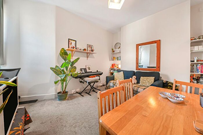 1 Bedroom Flat To Rent In Lurline Gardens, London, SW11