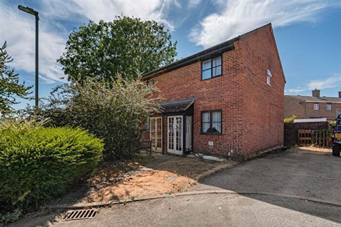 2 Bedroom Semi-Detached House For Sale In Gaydon Walk, Bicester, OX26