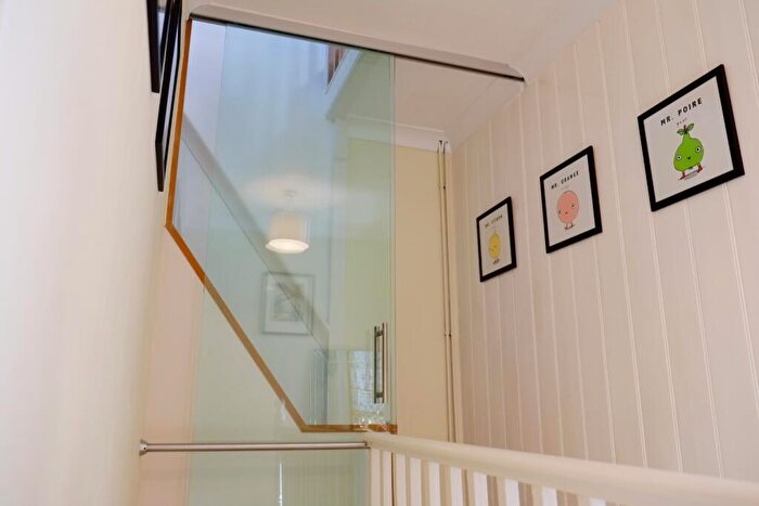 3 Bedroom End Of Terrace House For Sale In Old Bedford Road, Luton, Bedfordshire, LU2