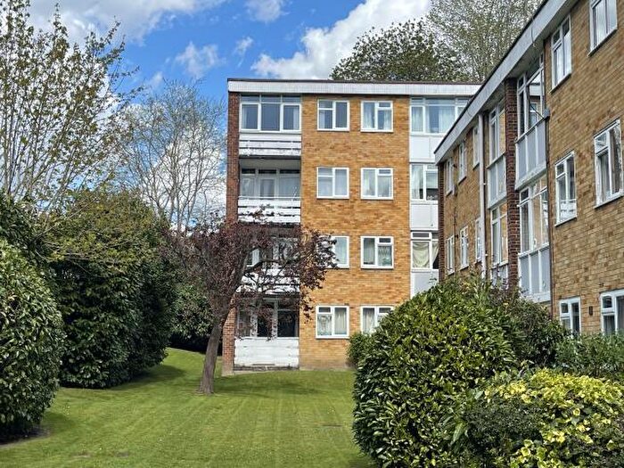 2 Bedroom Apartment For Sale In Radstone Court, Woking, GU22