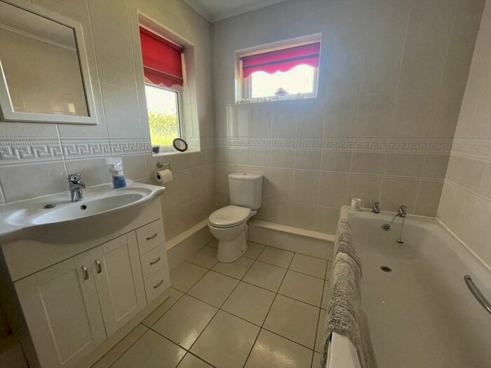 3 Bedroom Bungalow For Sale In Portola Close, Grappenhall, Warrington, WA4