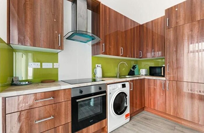 1 Bedroom Flat For Sale In Station Approach, Woking, Surrey, GU22