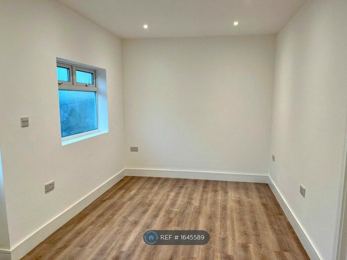 1 Bedroom Flat To Rent In Berkeley Avenue, Hounslow, TW4