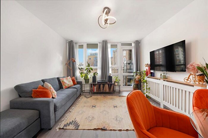3 Bedroom Apartment For Sale In Debdale House, Whiston Road, Hackney, E2