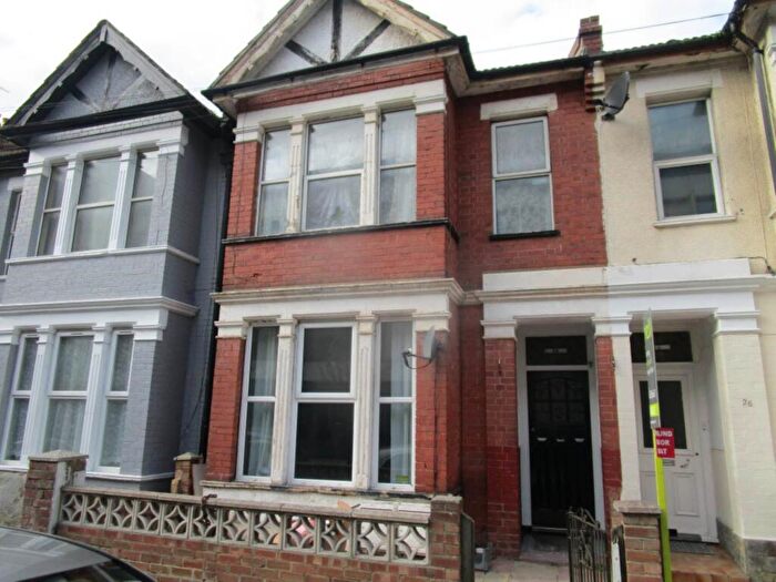 2 Bedroom Flat To Rent In Elmer Avenue, Southend On Sea, SS1