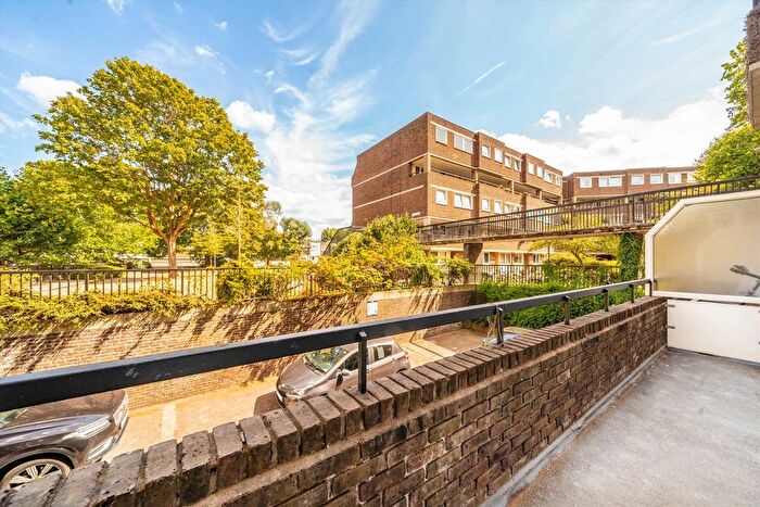 3 Bedroom Flat To Rent In Justin Close, Brentford, TW8