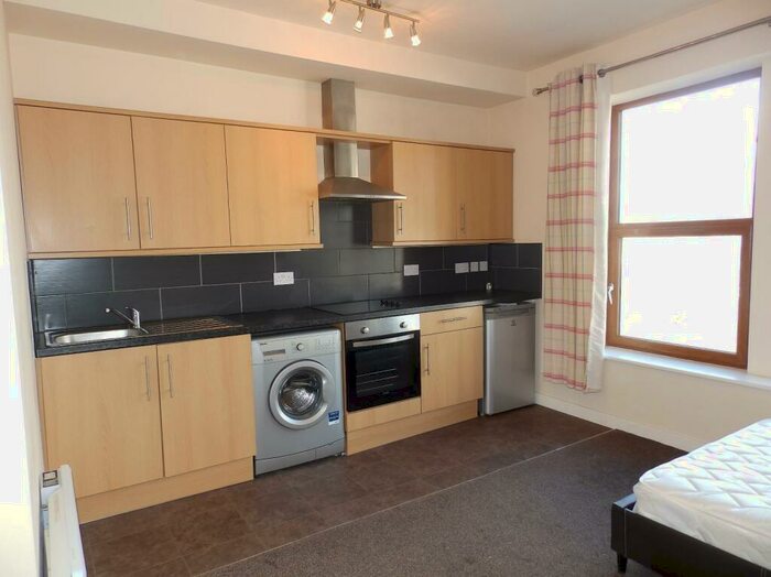 1 Bedroom Flat To Rent In Briggate, Shipley, West Yorkshire, Uk, BD17